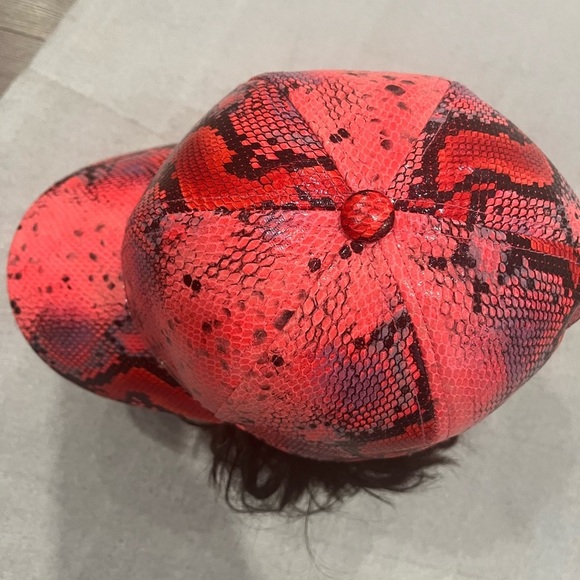 [OS]Steve Madden Pink and Black Faux Snake Skin Snap Back Cap - Picture 4 of 7